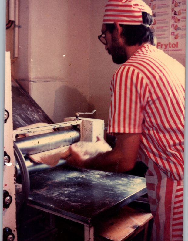 Panadero de Panydonas trabajando la masa, fotografía de archivo