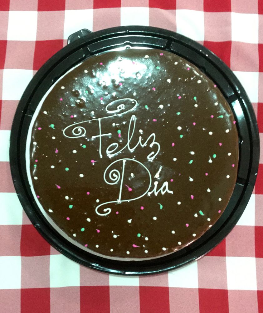 Torta de cumpleaños con mensaje Feliz Día