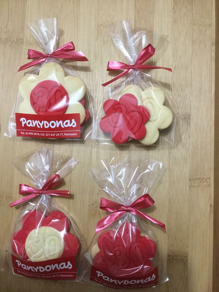 Galletas decoradas empacadas con cinta roja