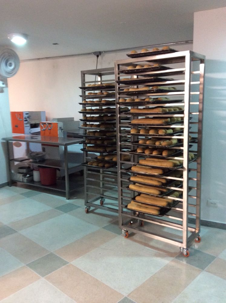 Racks de pan en la planta de producción de Panydonas