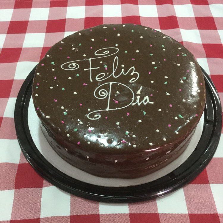 Torta de chocolate decorada con la frase Feliz Día